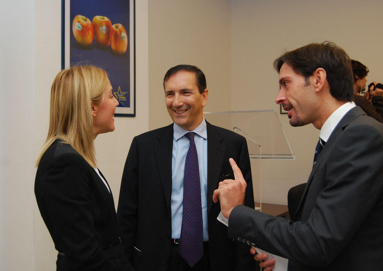 Anna Piras (presidente Agsp) e Marcello Greco (segretario Agsp) con il dg Rai Luigi Gubitosi